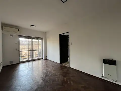 Departamento de tres dormitorios con balcón corrido al frente en alquiler