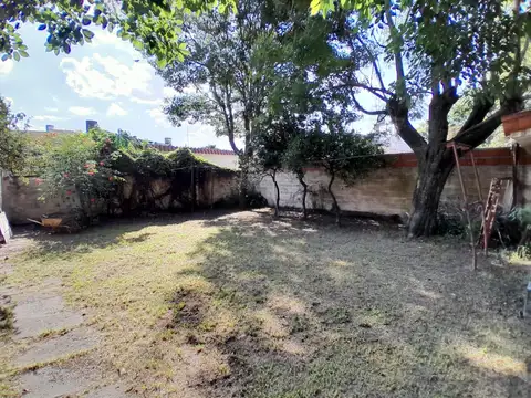 Casa 8 ambientes con 2 baños