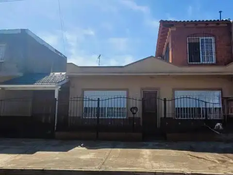 CASA 3 AMB. CON DPTO DE UN AMBIENTE