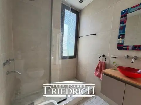 Casa en Alquiler con 12 cocheras