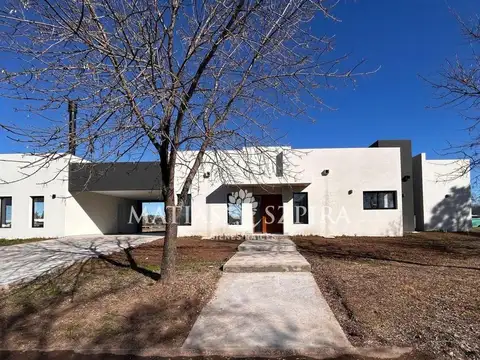 Casa 5 ambientes con 4 baños