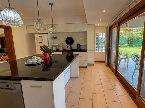 CASA EN VENTA CITY BELL PARQUE Y PISCINA