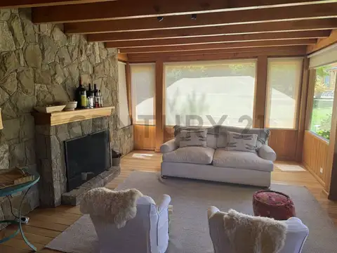 Casa en Alquiler con 2 cocheras