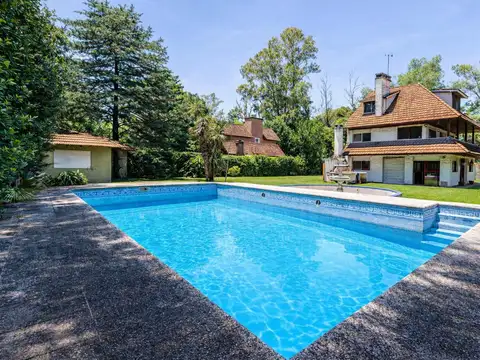 Casa en venta de 5 dormitorios y enorme pileta en  Barrio Altos del Barranco.