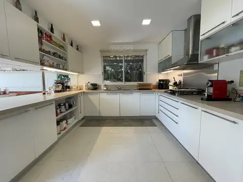 Casa en Venta con 5 cocheras