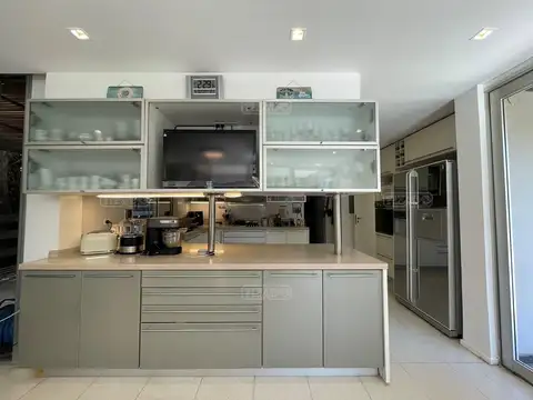 Casa 6 ambientes con 4 baños