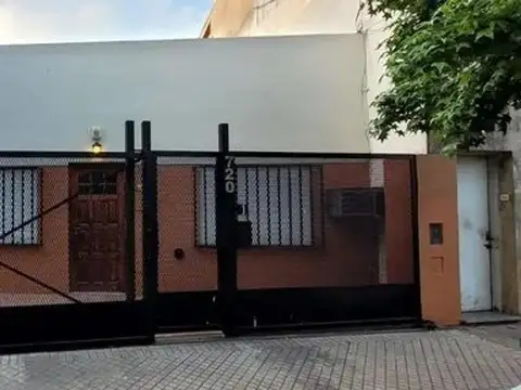 VENTA CASA DOS DORMITORIOS + COMODIN (zona Av. San Martín)