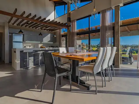 Casa 4 ambientes con 2 baños