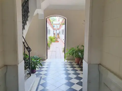 PH 3 amb. a la calle antiguo categ. patio parrilla