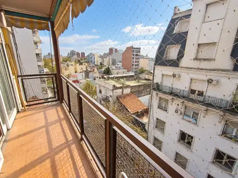 Departamento 3 1/2 ambientes y  frente balcón apto profesional baulera a metros Rivadavia subte
