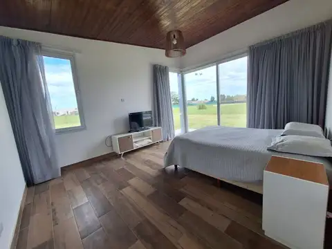Casa en Alquiler con 3 cocheras