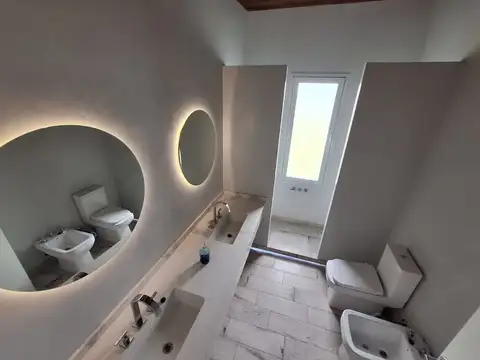 Casa 4 ambientes con 2 baños