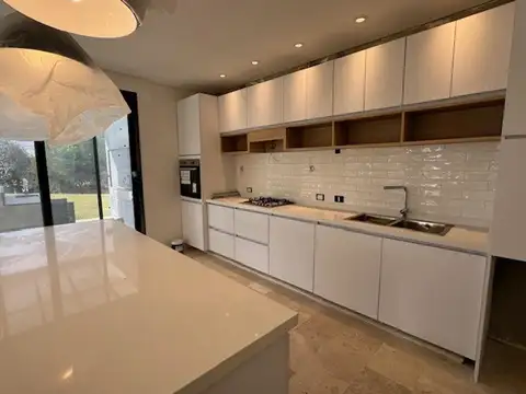 Casa 6 ambientes con 5 baños