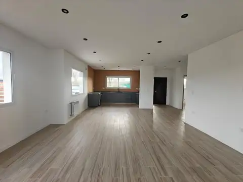 Casa 4 ambientes con 2 baños