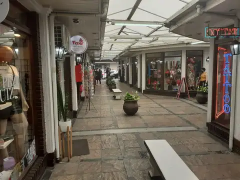 LOCAL EN VENTA GALERIA VARESSE CENTRO RAMOS MEJIA