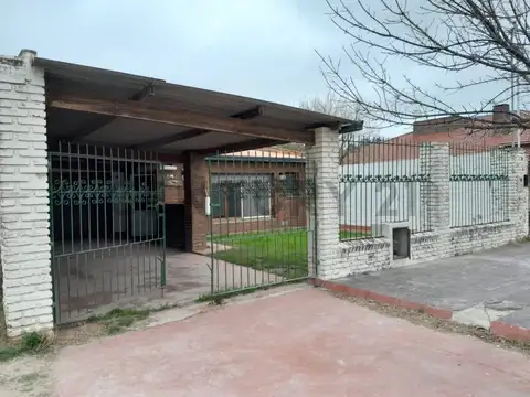 VENDEMOS CASA EN CLAROMECO SOBRE CALLE ASFALTADA CON GAS DE RED