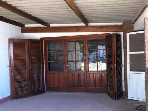 VENDEMOS CASA EN CLAROMECO SOBRE CALLE ASFALTADA CON GAS DE RED