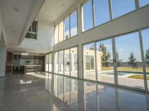 CASA 5 AMBIENTES CON COCHERA EN VENTA EN TERRALAGOS