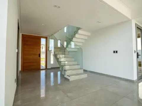 Casa 5 ambientes con 6 baños