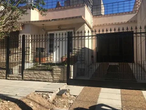 Casa 3 ambientes con patio y terraza
