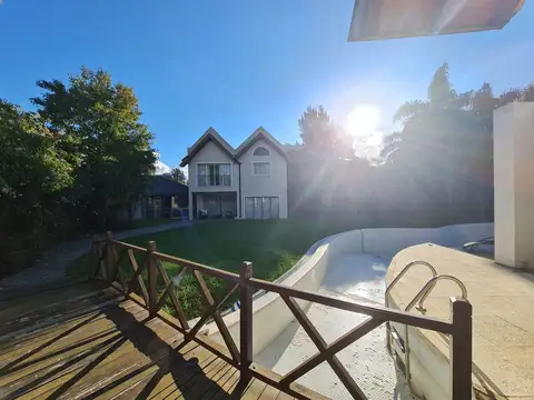 Casa en Venta con 4 cocheras