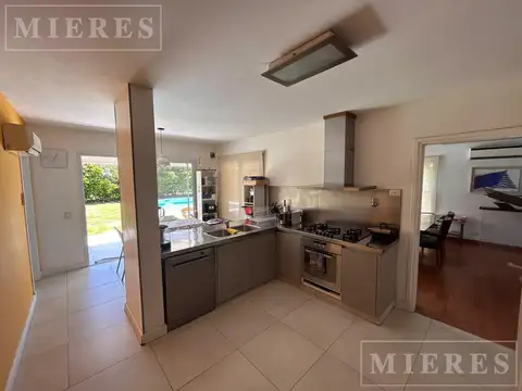 Casa 6 ambientes con 3 baños