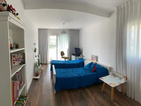 Casa en Alquiler con 4 cocheras