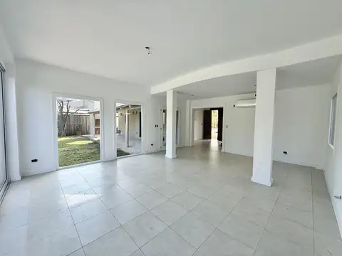 Casa en Alquiler con 3 cocheras