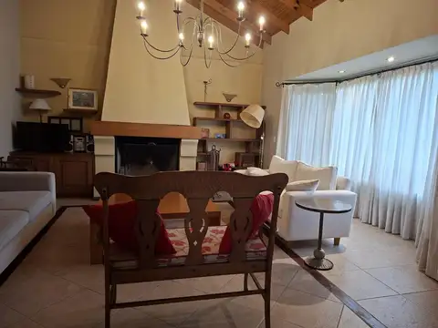 Casa 6 ambientes con 4 baños