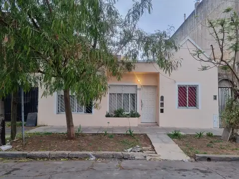 Departamento tipo casa en venta en Haedo Norte