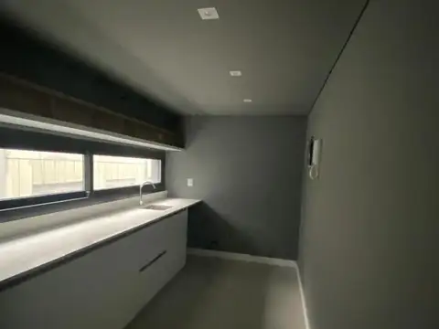 Oficina Premium AAA 110m2 + cochera piso alto contrafrente-ALQUILER