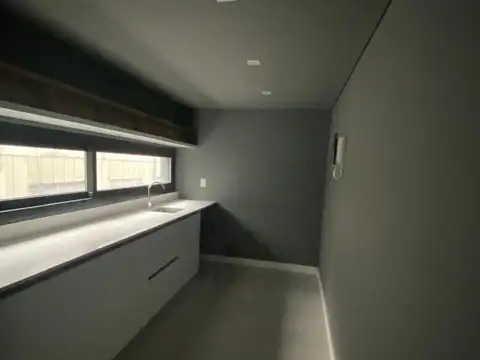 Oficina Premium AAA 110m2 + cochera piso alto contrafrente-ALQUILER