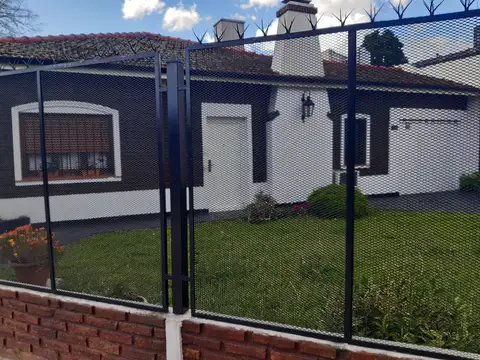 Chalet 4 amb en Pte. Perón 795 Villa Sarmiento con potencial comercial