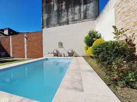 CASA EN VENTA CON PILETA Y LOCALES EN AV ROCA