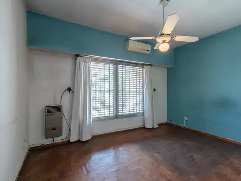 Casa 8 ambientes con 2 baños
