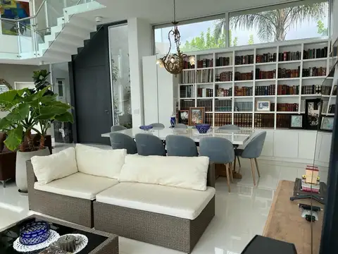 Casa en Alquiler con 2 cocheras