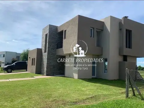 Casa en venta de 5 ambientes y pileta a la laguna. Barrio El Cantón Norte. 100