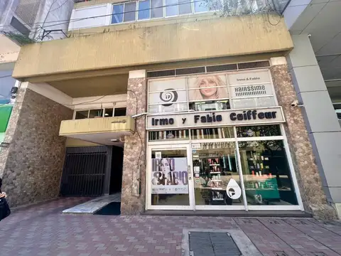 VENTA: local comercial al frente en plena peatonal San Martín, a metros de Calle Mendoza, Rosario.