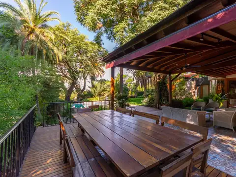 Casa en Alquiler con 3 cocheras