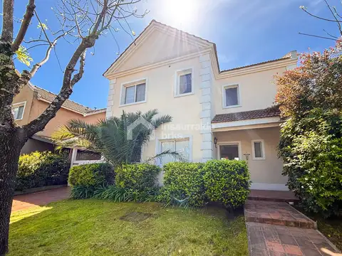 CASA EN VENTA 4 AMBIENTES EN BARRIO LOS ALAMOS, TIGRE, 3 DORMITORIOS CON DEPENDENCIA Y PISCINA!!
