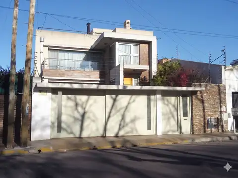 VENTA CASA 5 AMB PILETA QUINCHO ASCENSOR QUILMES