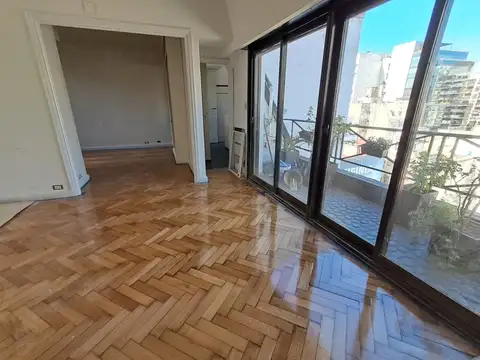 Amplio dos ambientes con balcón