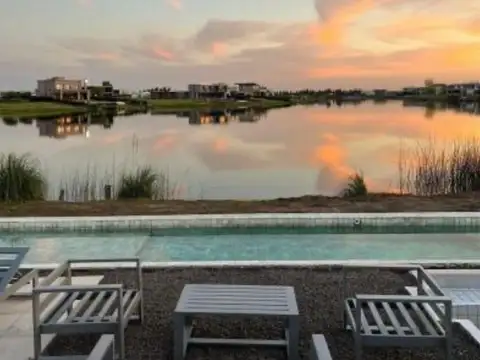 Casa 4 ambientes con 3 baños