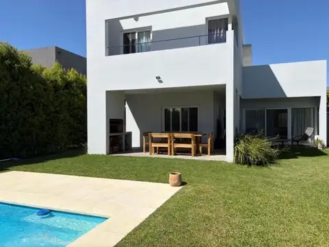 Casa en Venta con 3 cocheras