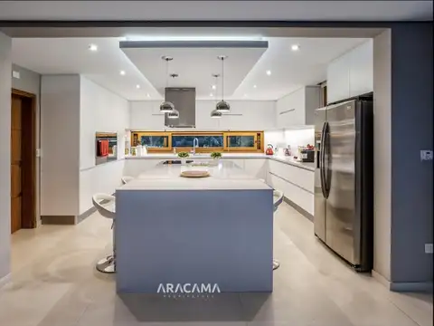 Casa 8 ambientes con 5 baños