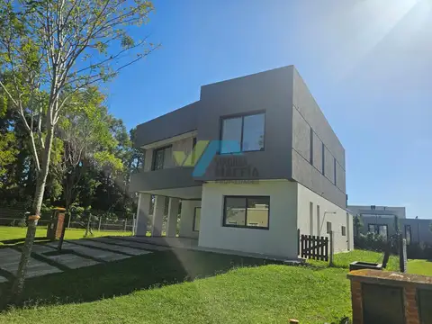 Casa 6 ambientes con 3 baños