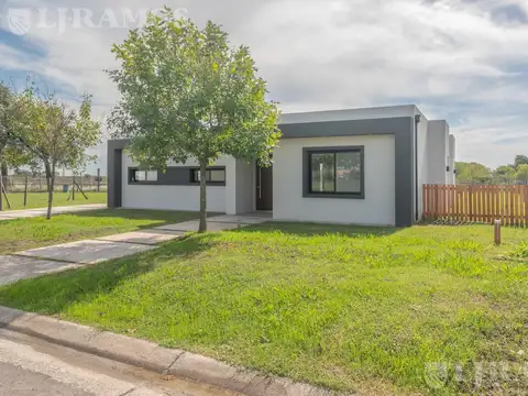 Casa en Venta con 4 cocheras