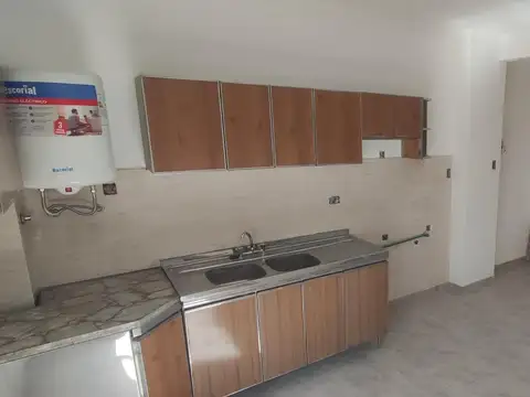 Depto tipo casa de 3 ambientes con patio, por escalera.