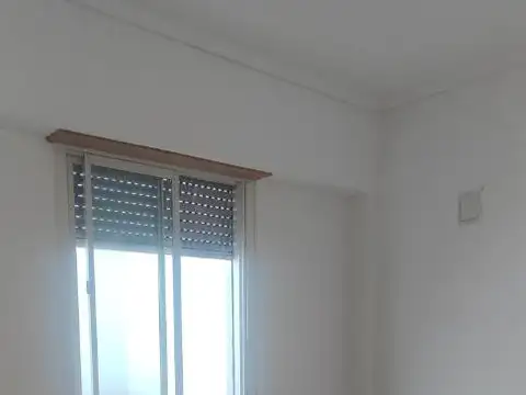 Depto tipo casa de 3 ambientes con patio, por escalera.