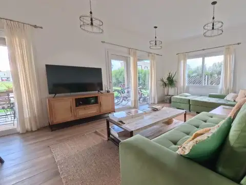 CASA EN VENTA  5 AMBIENTES  VILLALOBOS HUDSON